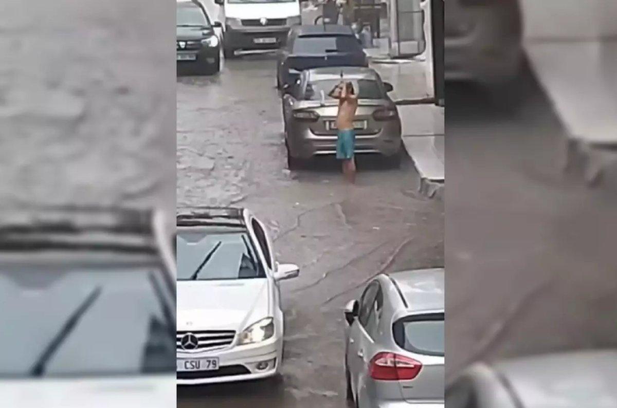 İzmir'de sağanak yağmurun altındaki vatandaş şampuanla duş aldı