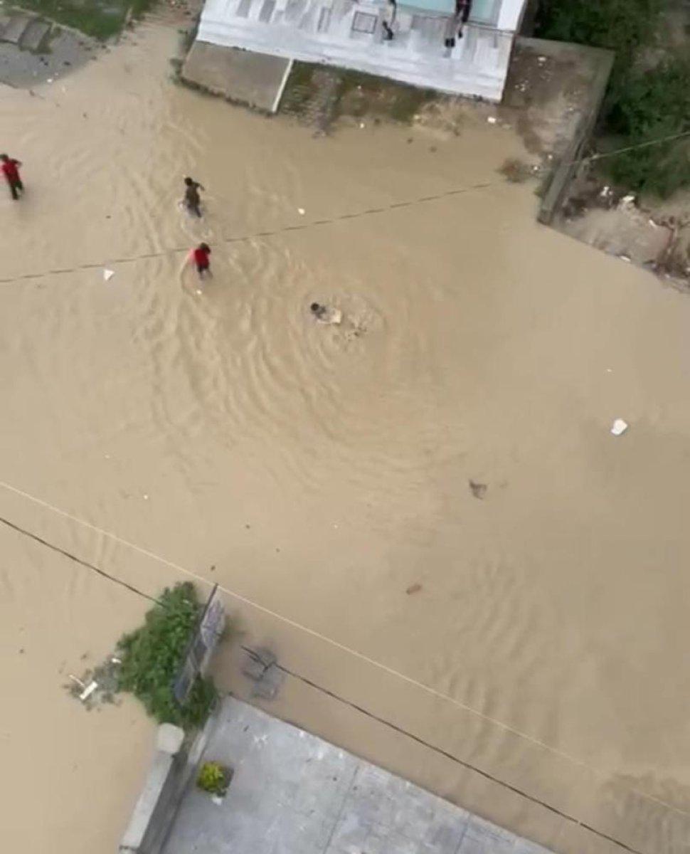 Tekirdağ'da çocuklar sel sularında yüzdü