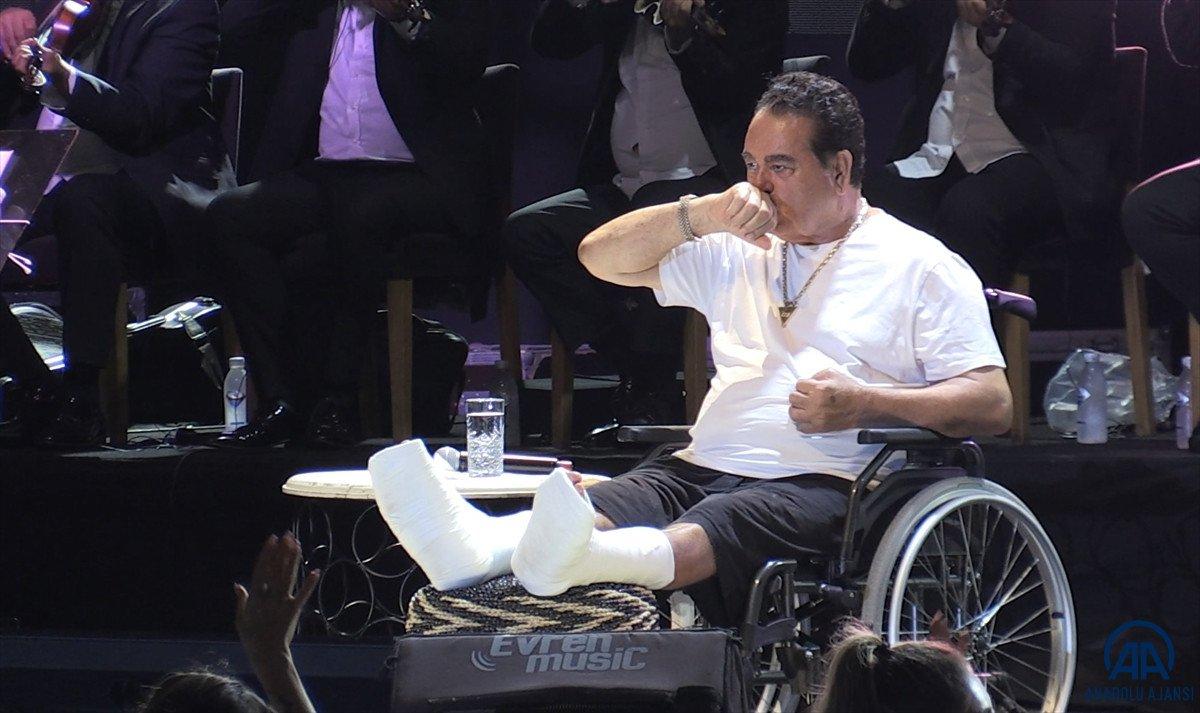 İbrahim Tatlıses, kaza sonrası sahneye çıktı