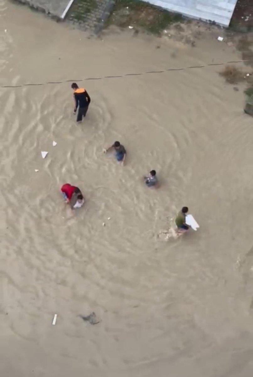 Tekirdağ'da çocuklar sel sularında yüzdü