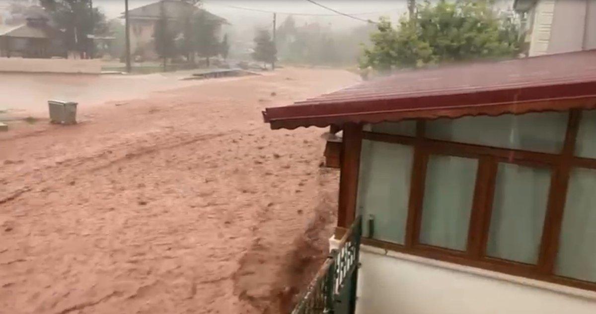 Bilecik'te yaşanan sel anı kamerada