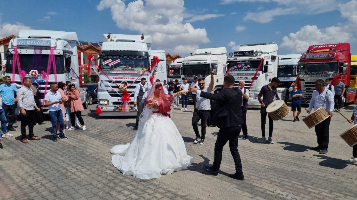 Çorum'da dünyaevine giren çiftin gelin arabası tır oldu
