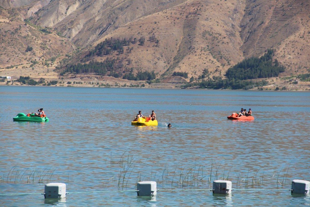 Elazığ'da sıcaktan bunalanlar soluğu Hazar Gölü'nde aldı