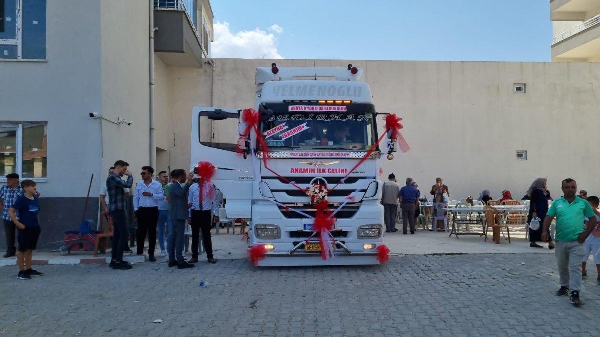 Çorum'da dünyaevine giren çiftin gelin arabası tır oldu
