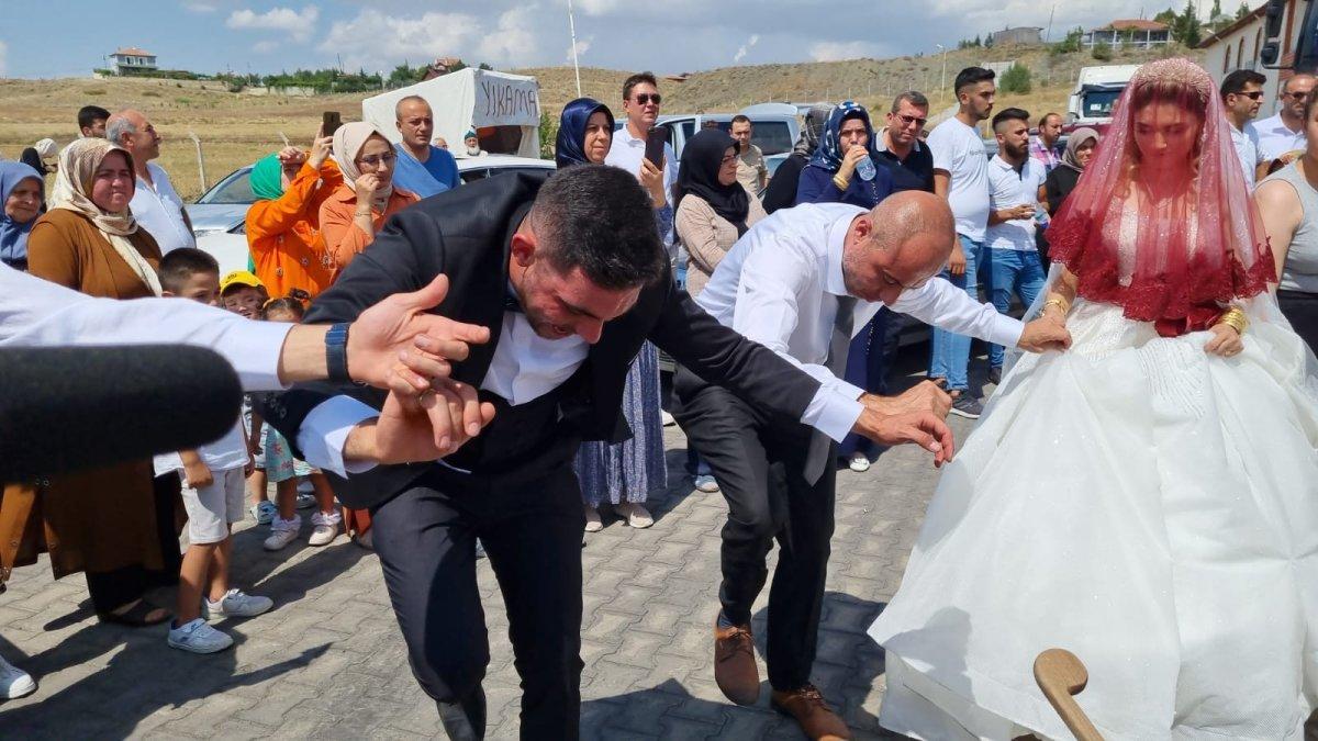 Çorum'da dünyaevine giren çiftin gelin arabası tır oldu