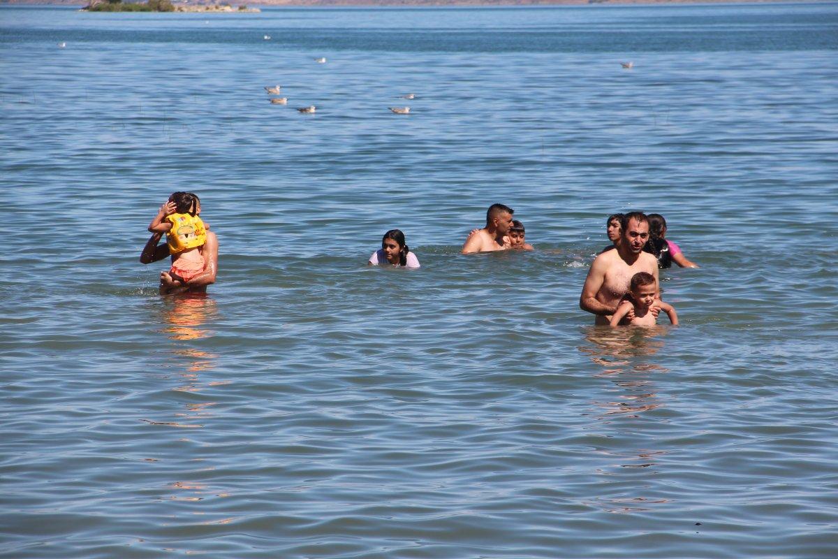 Elazığ'da sıcaktan bunalanlar soluğu Hazar Gölü'nde aldı