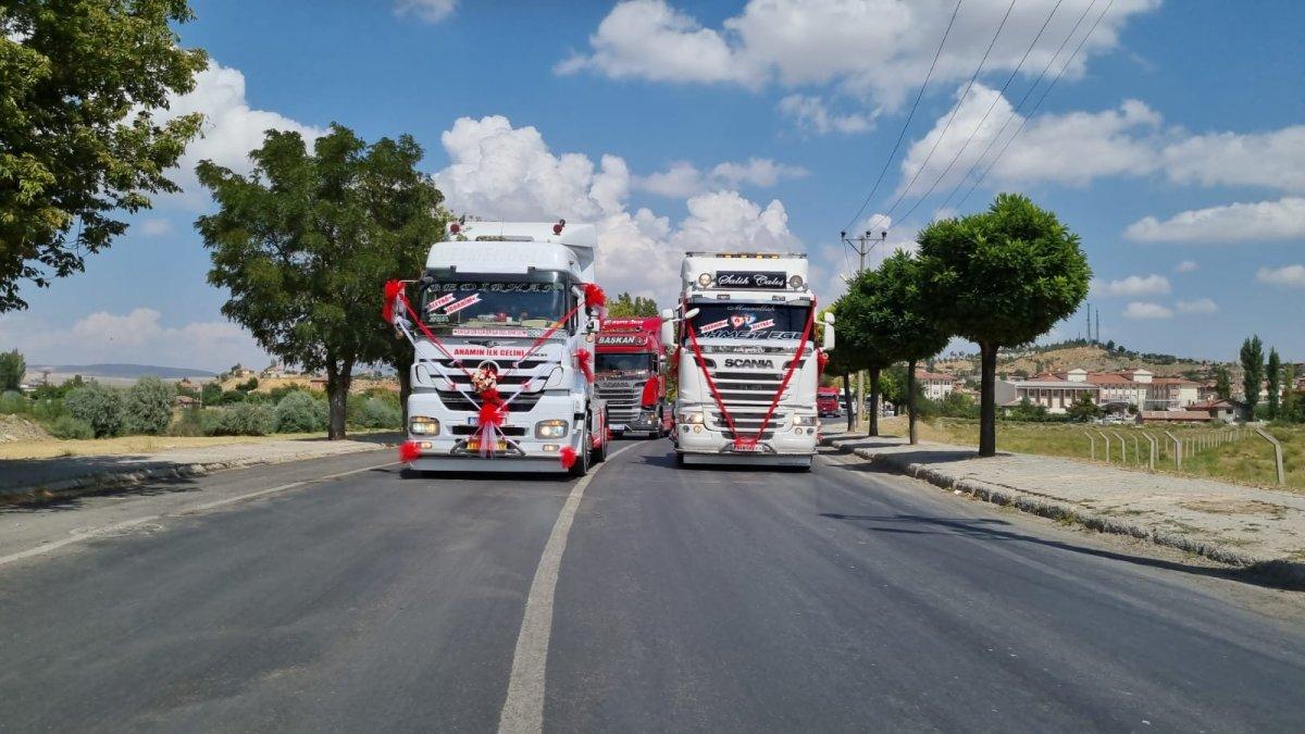 Çorum'da dünyaevine giren çiftin gelin arabası tır oldu