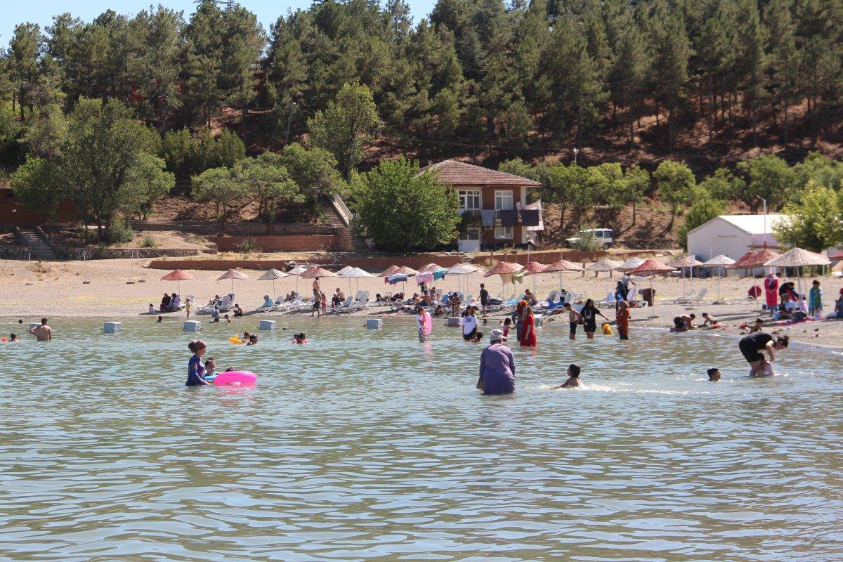 Elazığ'da sıcaktan bunalanlar soluğu Hazar Gölü'nde aldı