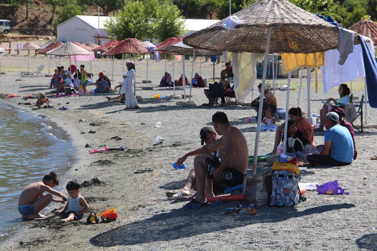 Elazığ'da sıcaktan bunalanlar soluğu Hazar Gölü'nde aldı