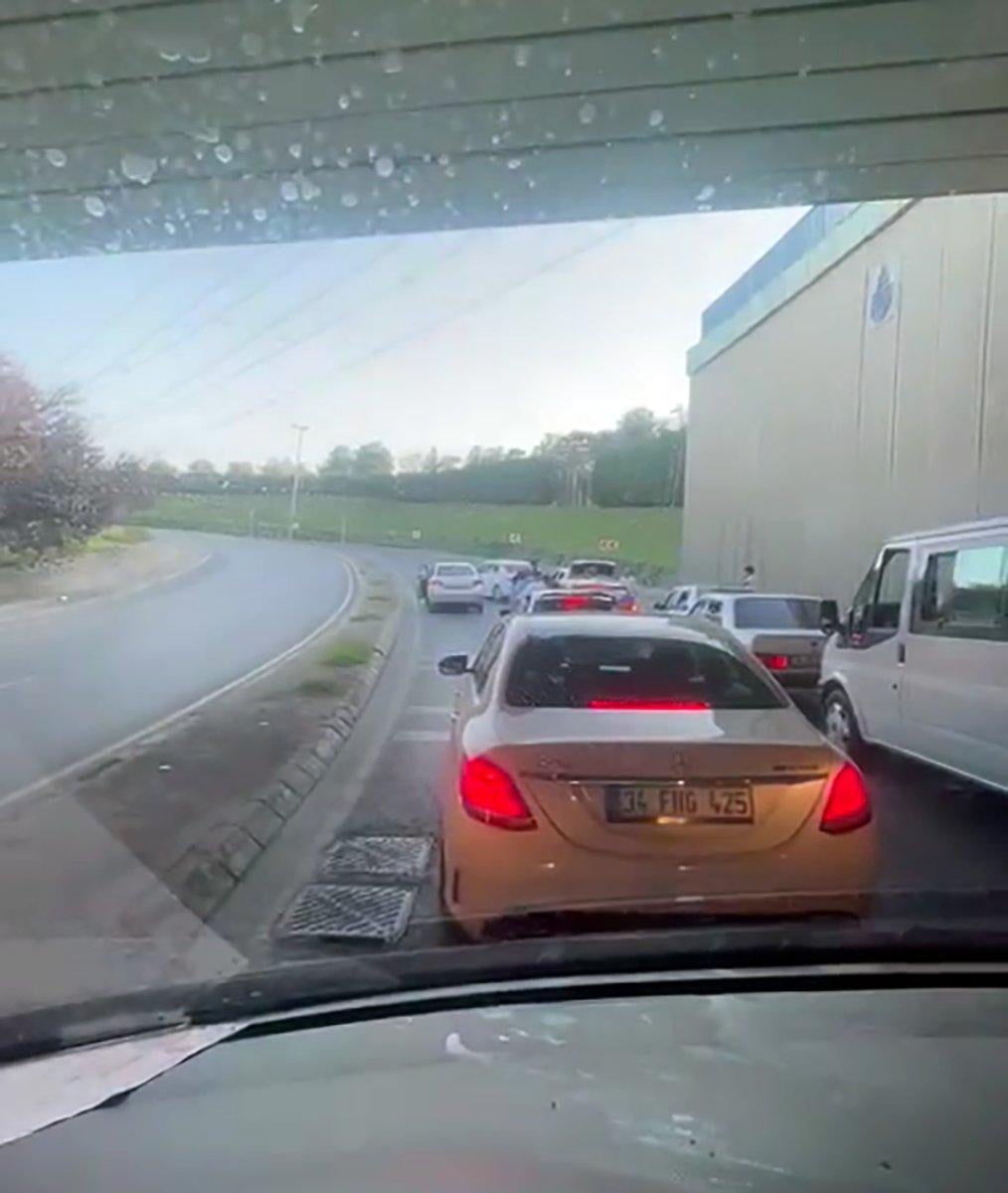 İstanbul'da düğün konvoyu, alt geçidi trafiğe kapattı