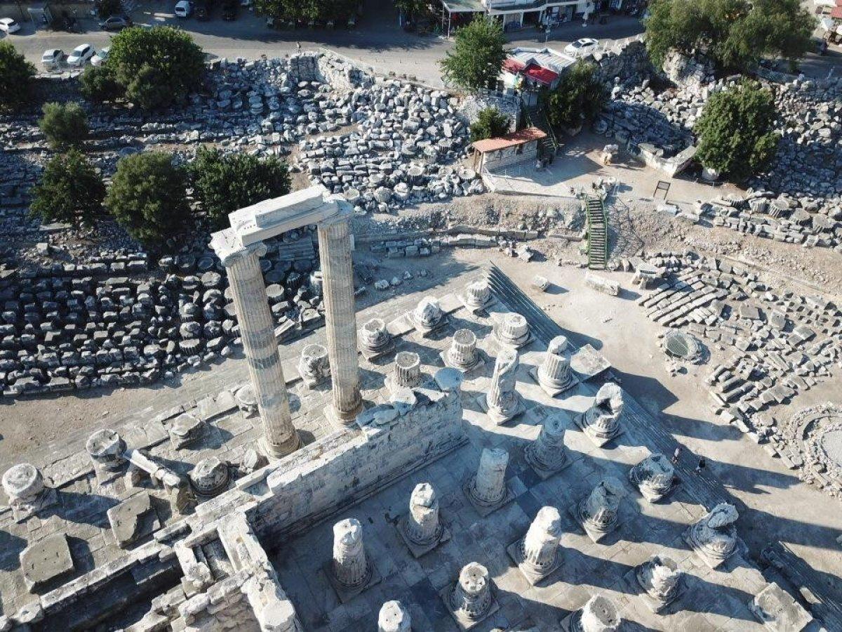 Dünyanın ilk kehanet merkezi Apollon Tapınağı