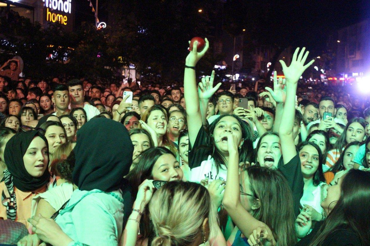 Sefo'nun elmasını kapmak isteyen hayranlar birbiriyle savaştı