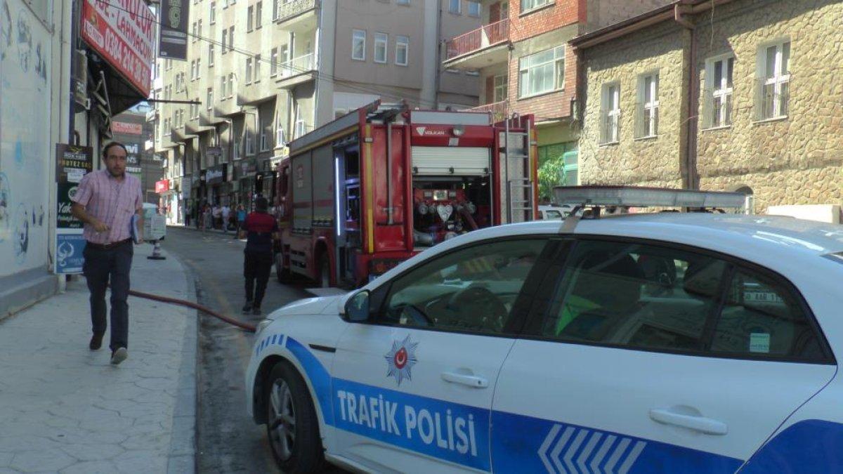 Nevşehir'de yangın ihbarıyla harekete geçen itfaiye aracı dar sokağa giremedi