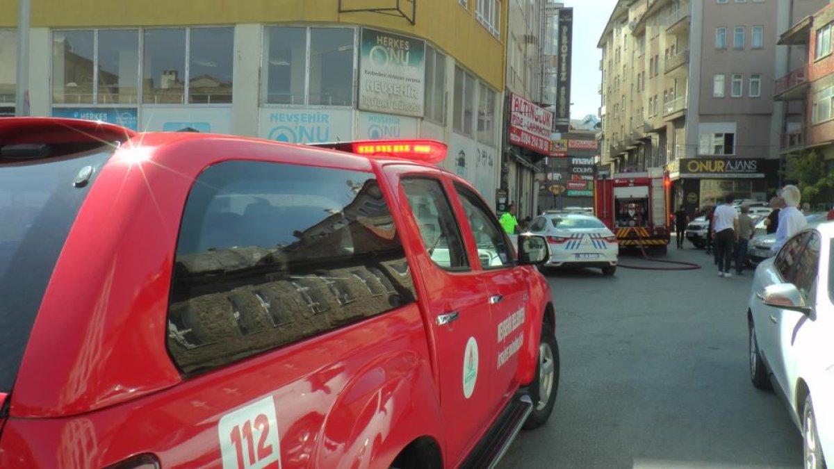 Nevşehir'de yangın ihbarıyla harekete geçen itfaiye aracı dar sokağa giremedi