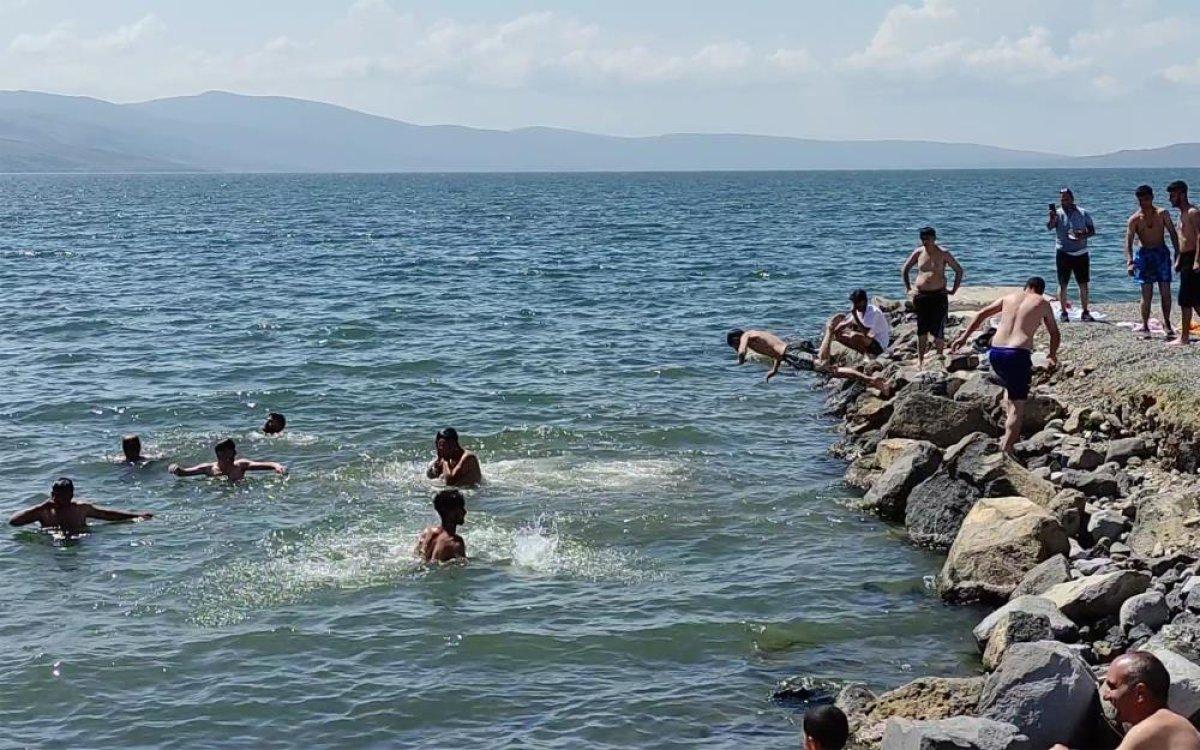 Ardahan'da Çıldır Gölü, sıcaktan bunalanlara nefes aldırıyor