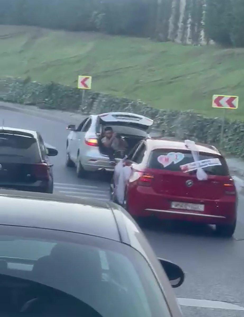 İstanbul'da düğün konvoyu, alt geçidi trafiğe kapattı
