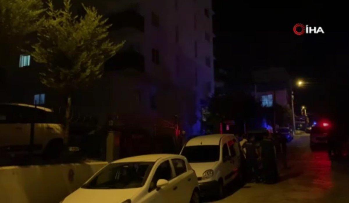 Mersin'de bir kişi boş sandığı tabancayı ateşleyerek kendini vurdu