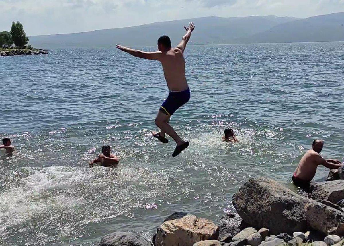 Ardahan'da Çıldır Gölü, sıcaktan bunalanlara nefes aldırıyor