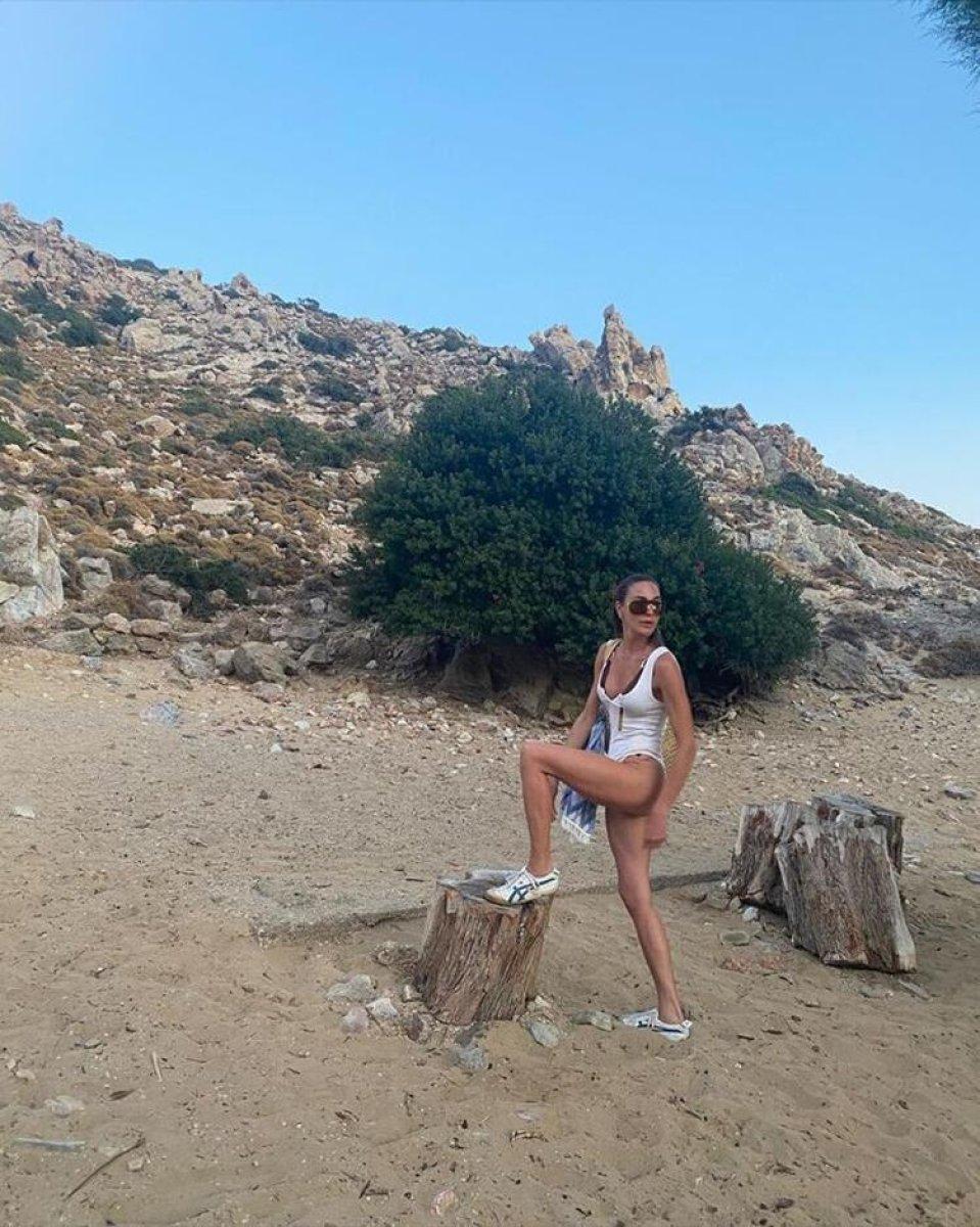 Ece Sükan mayoyla yürüyüş yaptı