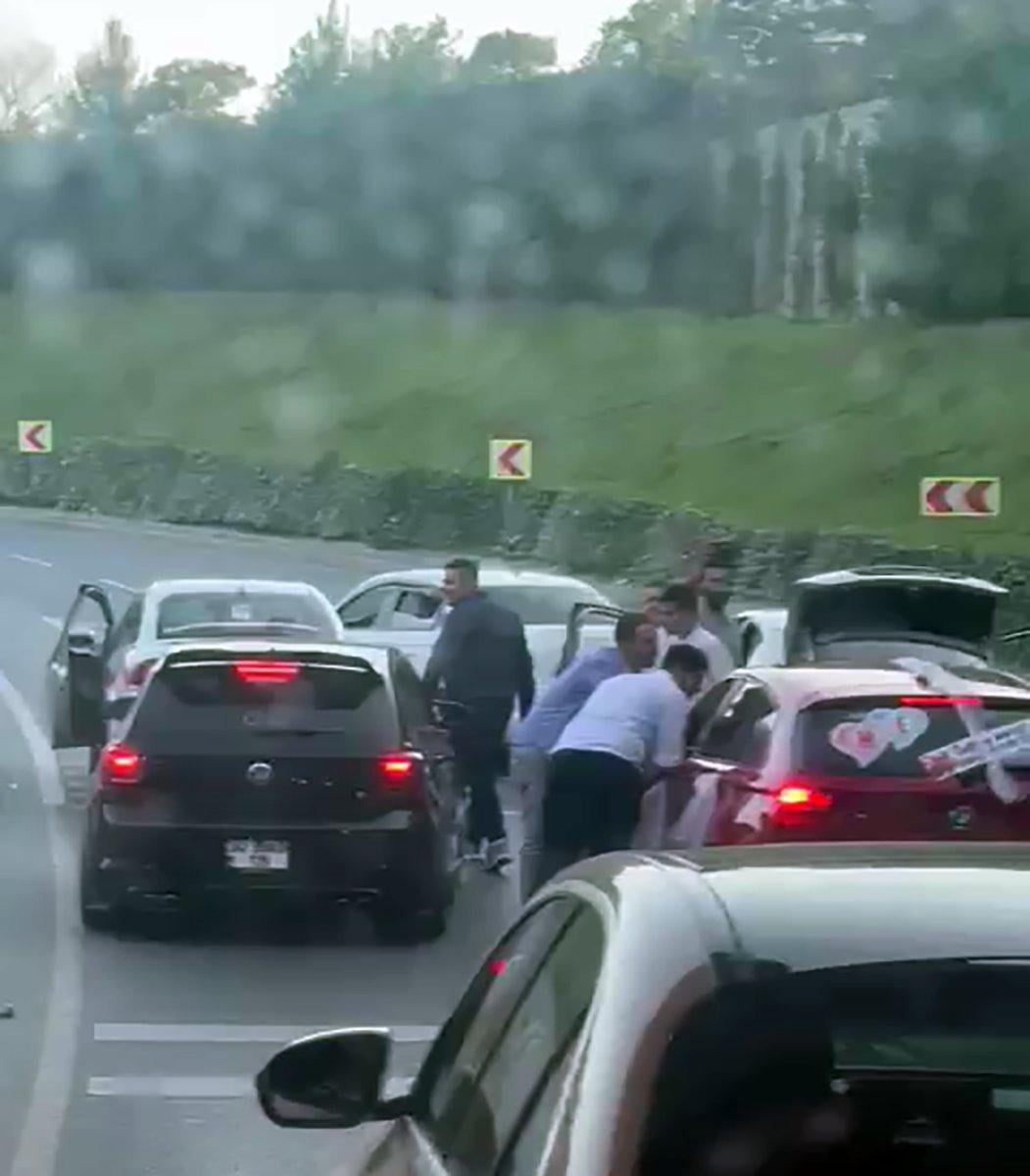 İstanbul'da düğün konvoyu, alt geçidi trafiğe kapattı