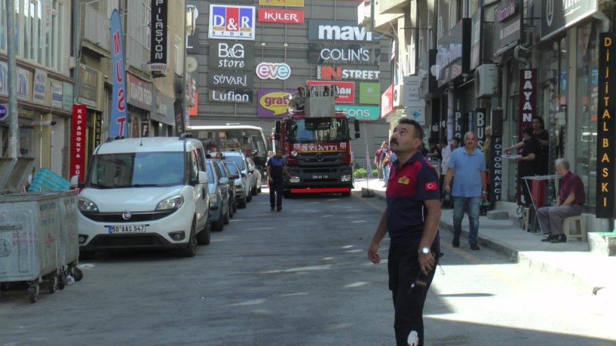 Nevşehir'de yangın ihbarıyla harekete geçen itfaiye aracı dar sokağa giremedi