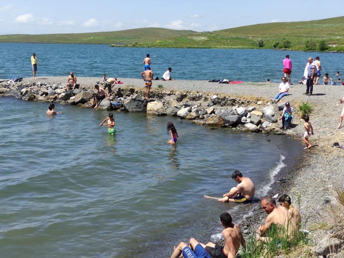 Ardahan'da Çıldır Gölü, sıcaktan bunalanlara nefes aldırıyor