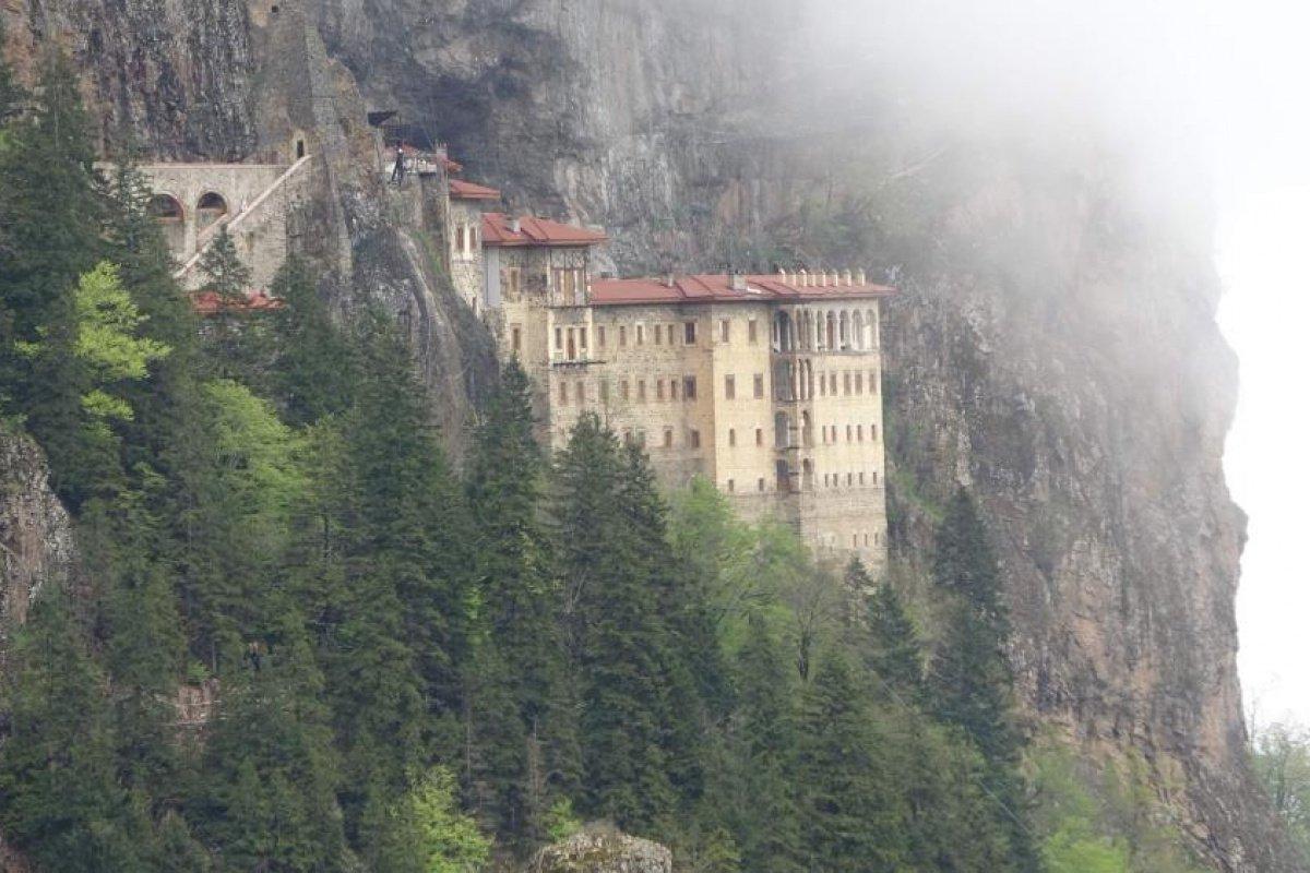 Sümela Manastırı'na ziyaretçi yoğunluğu