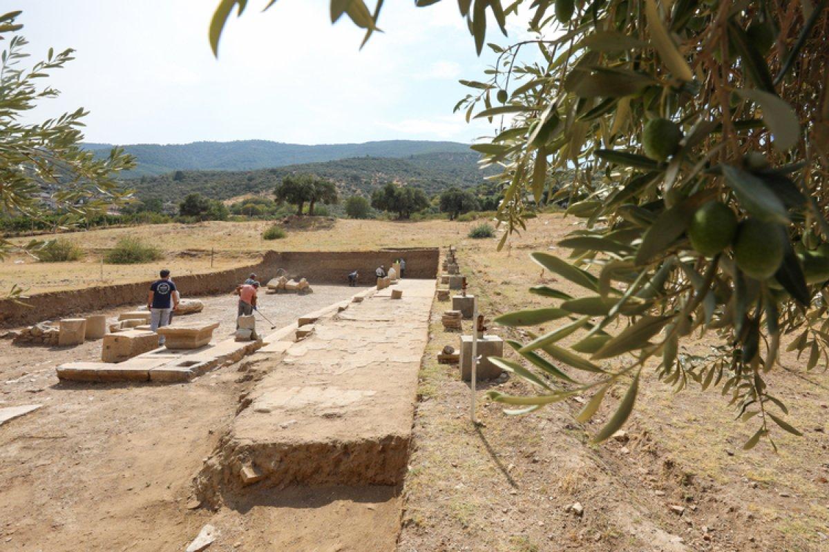 Metropolis'te 1800 yıllık kamusal yapı bulundu