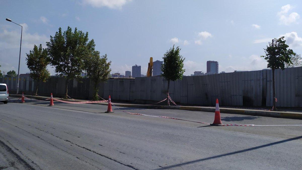 Küçükçekmece’de temel kazısı sırasında yol çöktü