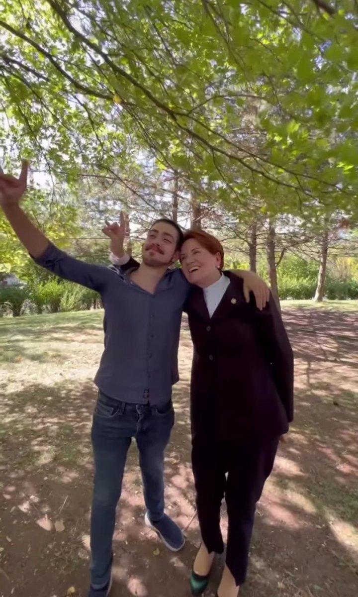 Meral Akşener bozkurt işareti yaptı