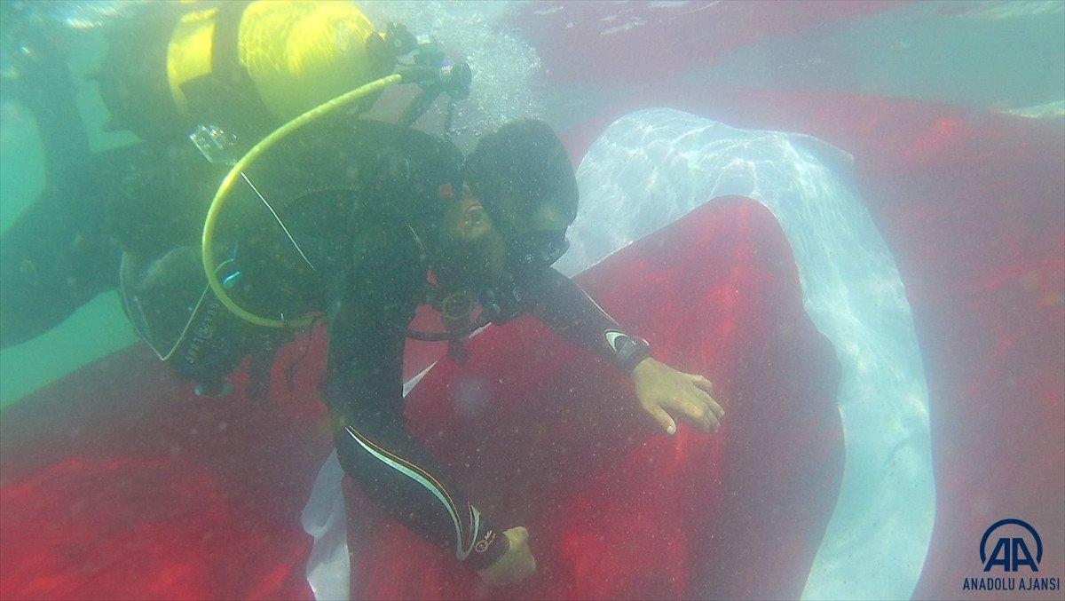 Dalgıçlar Van Gölü'nde Türk bayrağı açtı