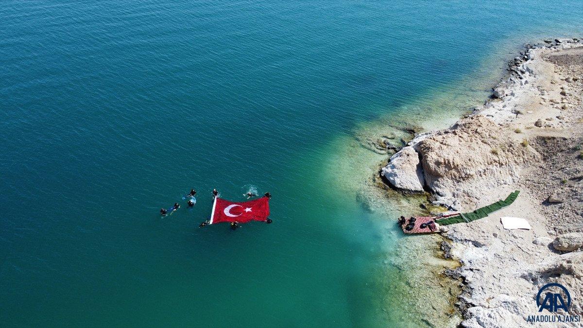Dalgıçlar Van Gölü'nde Türk bayrağı açtı