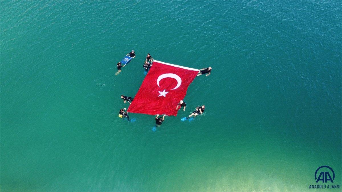 Dalgıçlar Van Gölü'nde Türk bayrağı açtı