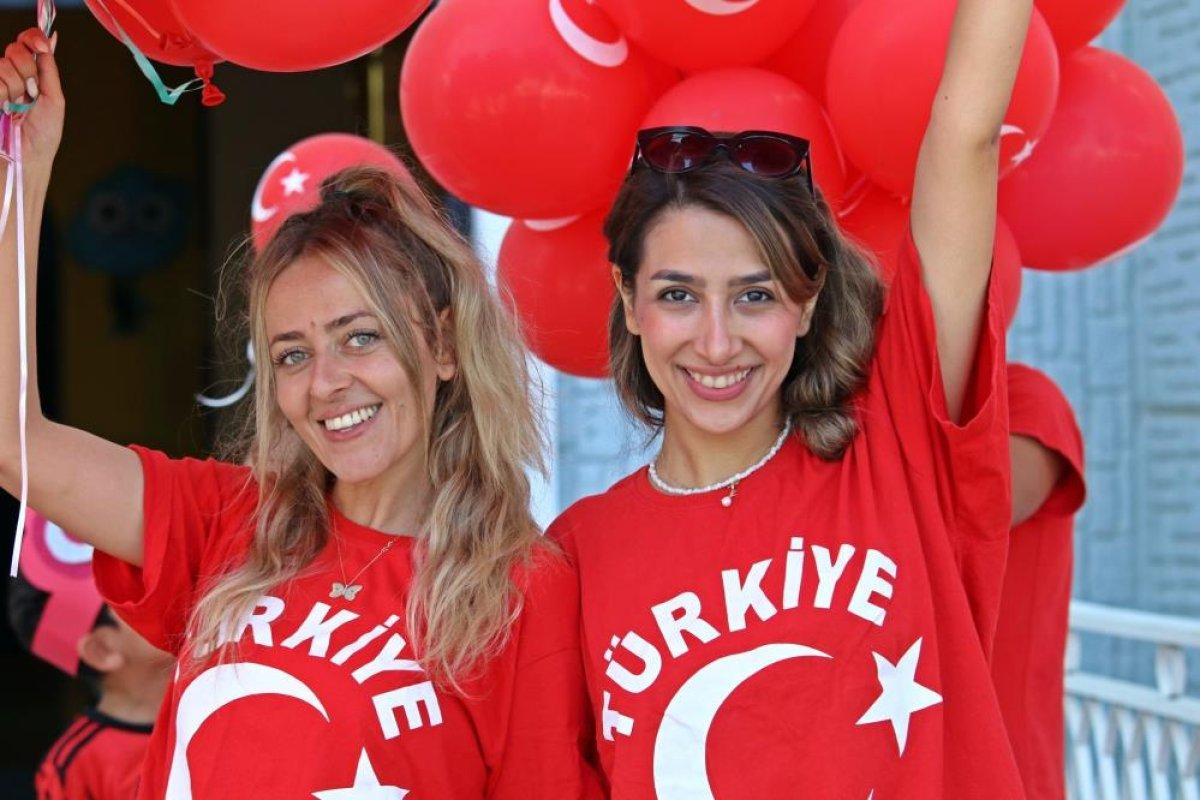 Antalya'da tatilcilerin 30 Ağustos kutlamaları