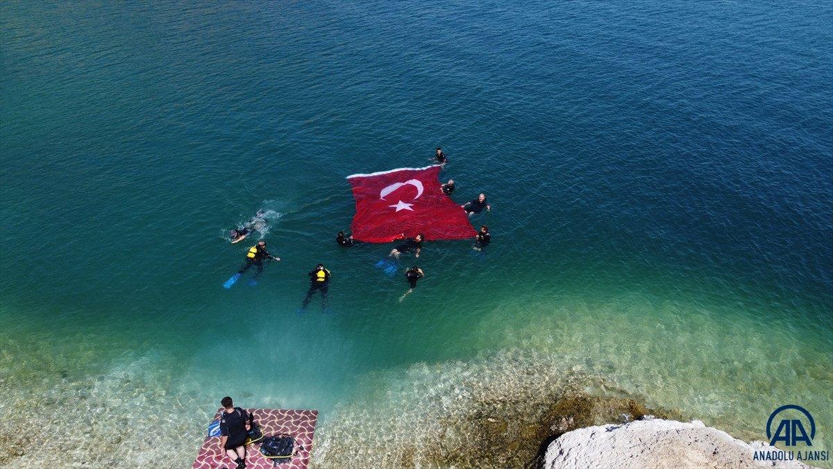 Dalgıçlar Van Gölü'nde Türk bayrağı açtı