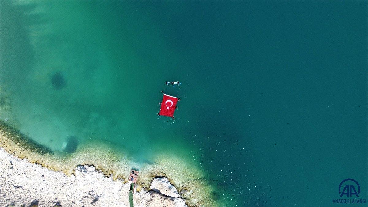 Dalgıçlar Van Gölü'nde Türk bayrağı açtı