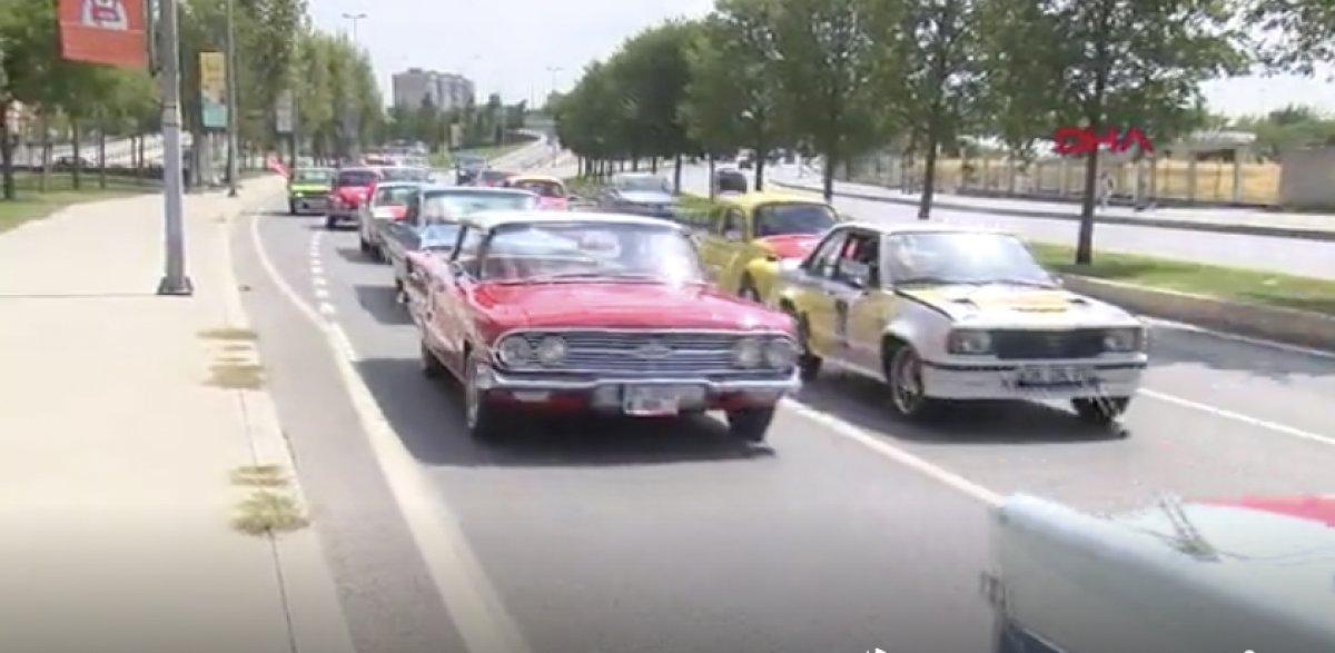 Kartal'da klasik arabalardan 30 Ağustos konvoyu