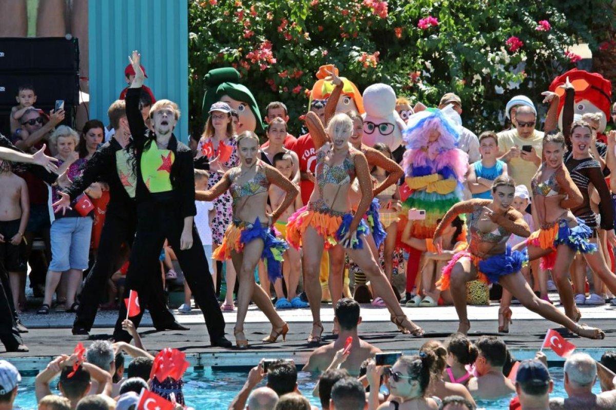 Antalya'da tatilcilerin 30 Ağustos kutlamaları