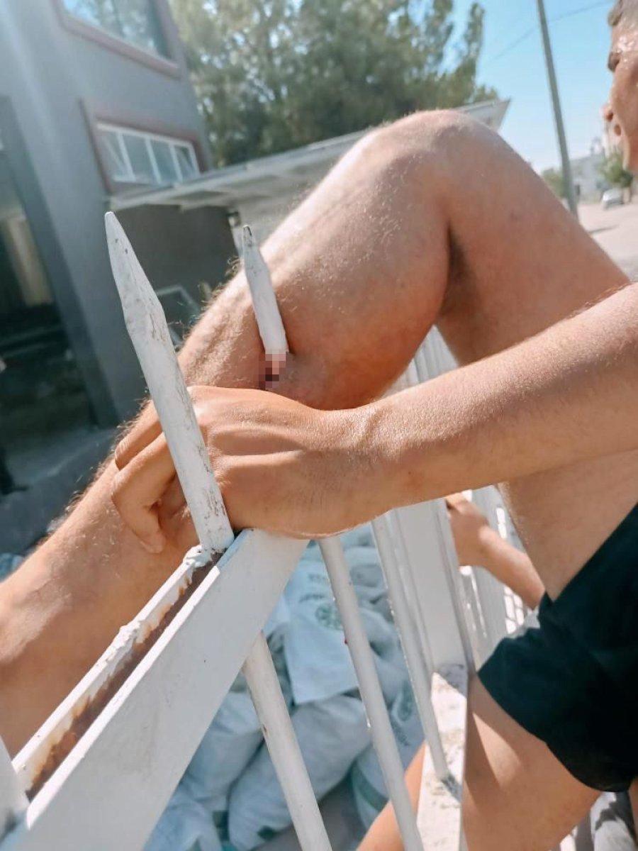 Adana'da gencin bacağına korkuluk demiri saplandı