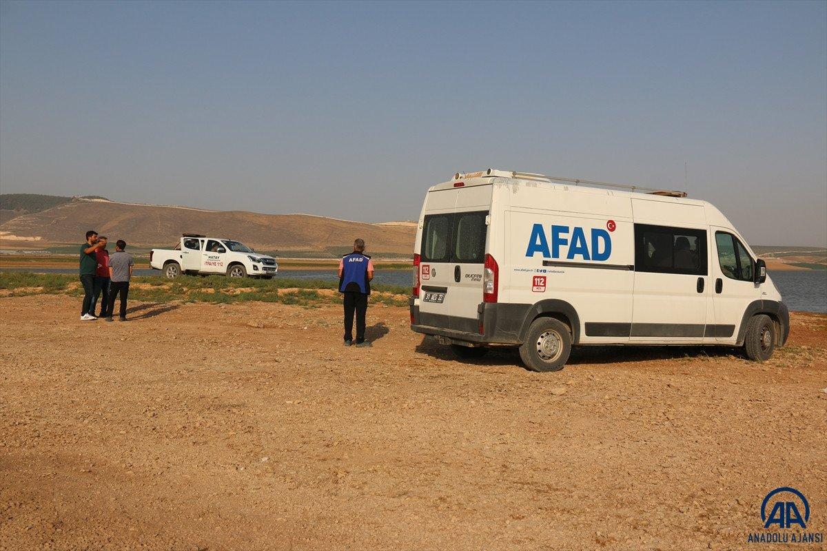 Hatay'da baraj gölüne giren iki kardeşten biri boğuldu