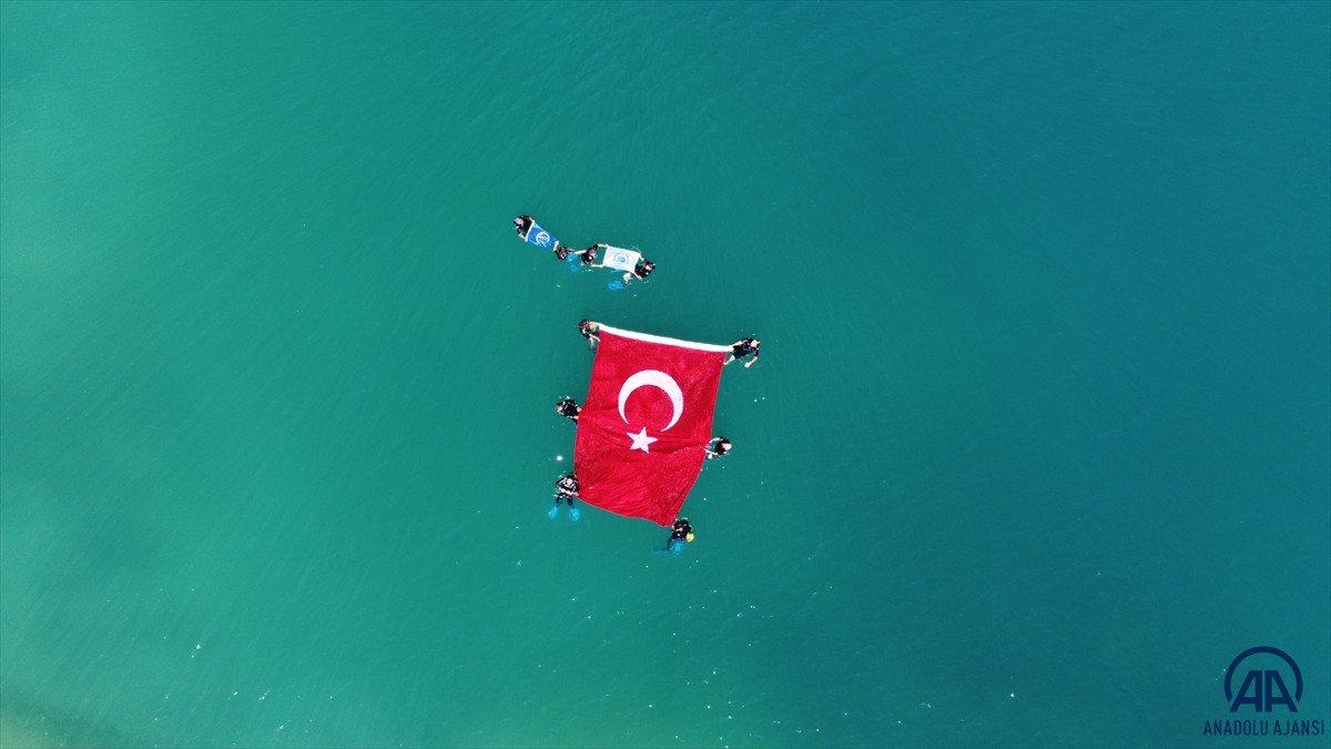 Dalgıçlar Van Gölü'nde Türk bayrağı açtı