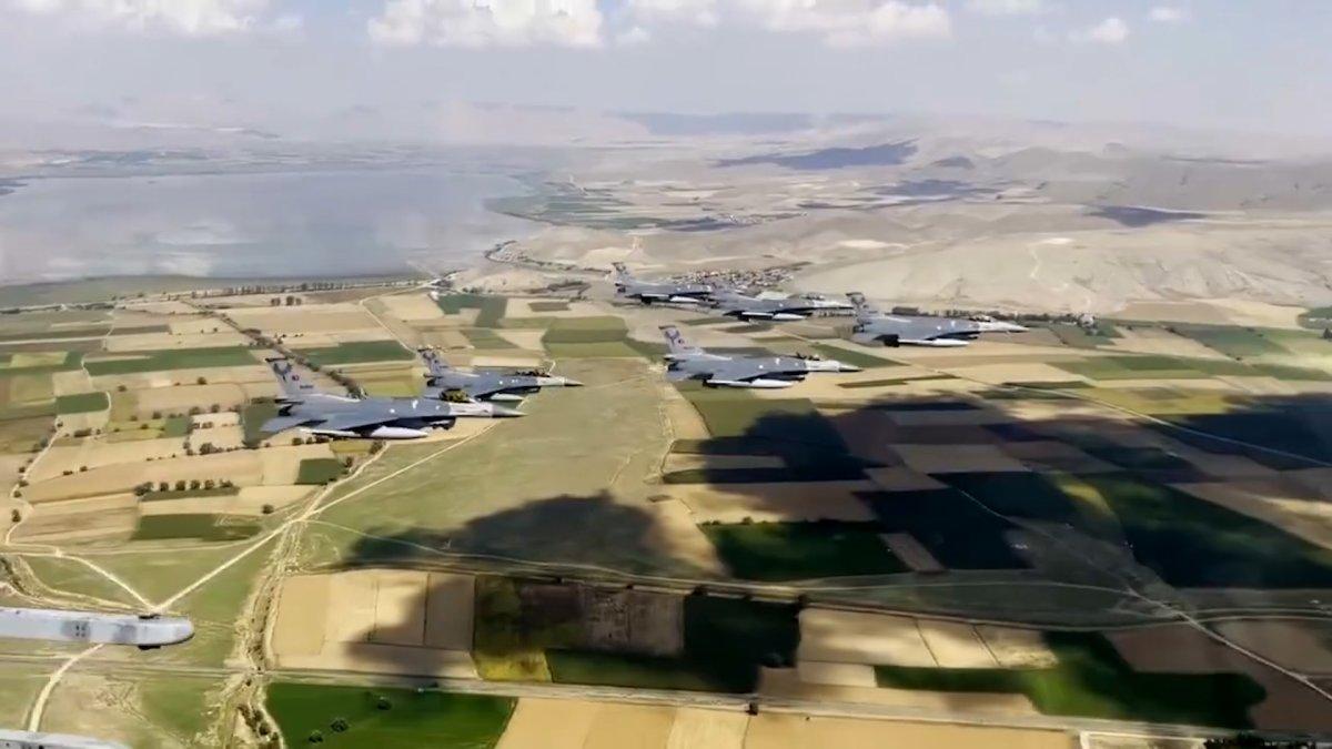 Hava Kuvvetleri Komutanlığı'ndan 30 Ağustos selamlama geçişi gösterisi