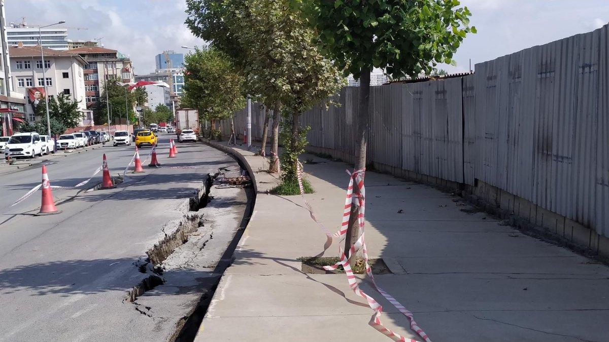 Küçükçekmece’de temel kazısı sırasında yol çöktü
