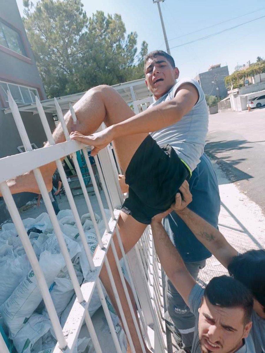 Adana'da gencin bacağına korkuluk demiri saplandı