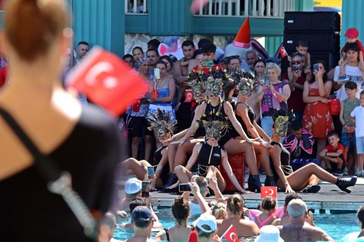 Antalya'da tatilcilerin 30 Ağustos kutlamaları