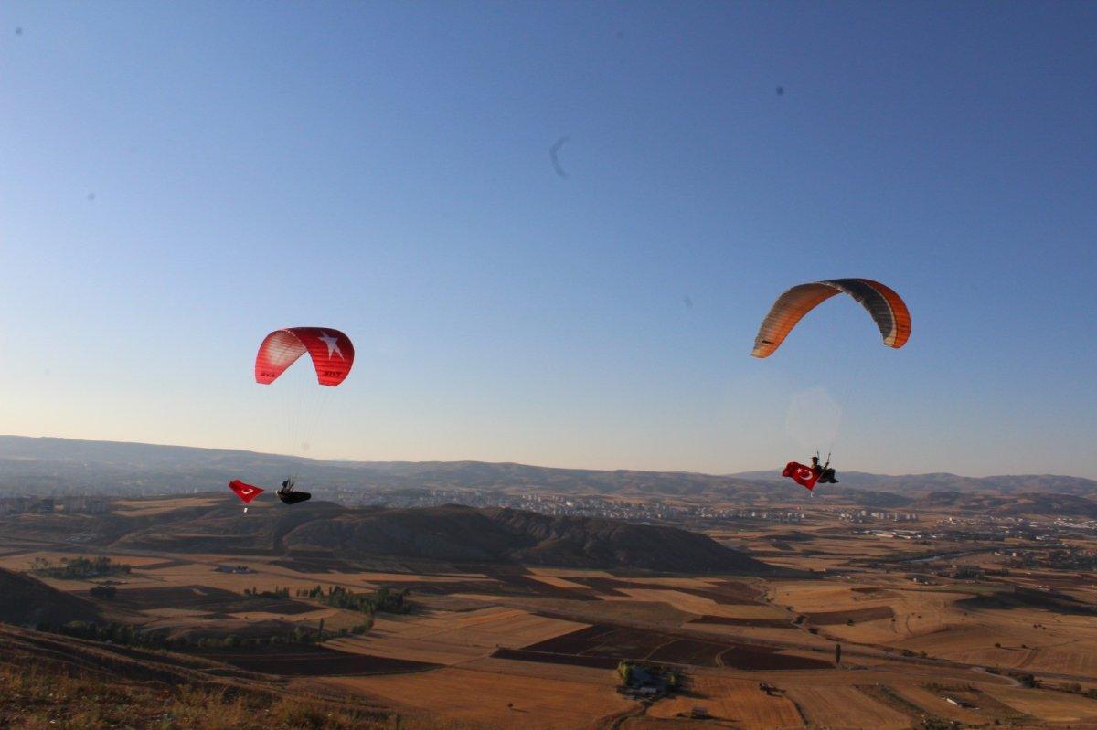 Sivas'ta 30 Ağustos Zafer Bayramı'nı havada kutladılar