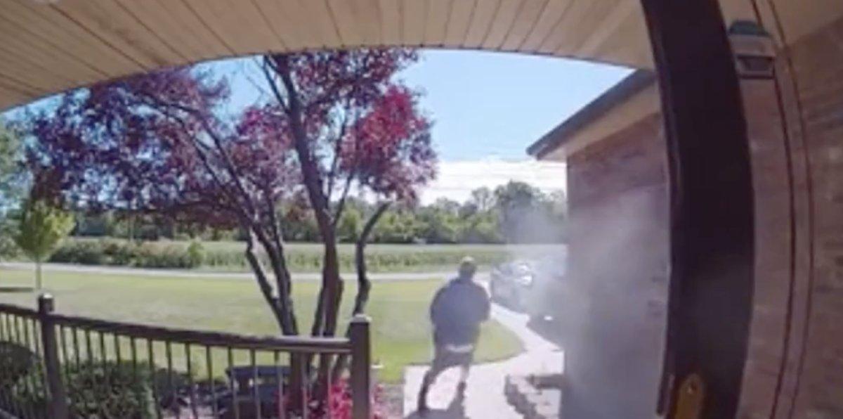 ABD'de eski sevgilisinin evine girmek isteyen genci, kızın babası vurdu