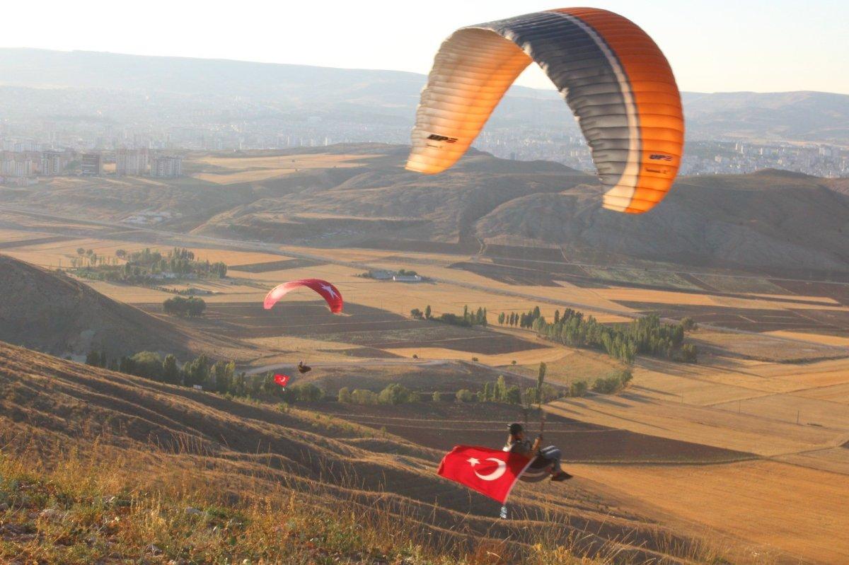 Sivas'ta 30 Ağustos Zafer Bayramı'nı havada kutladılar