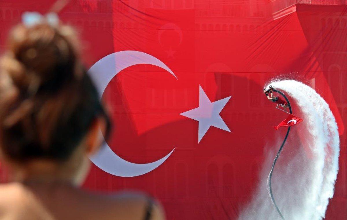 Antalya'da tatilcilerin 30 Ağustos kutlamaları