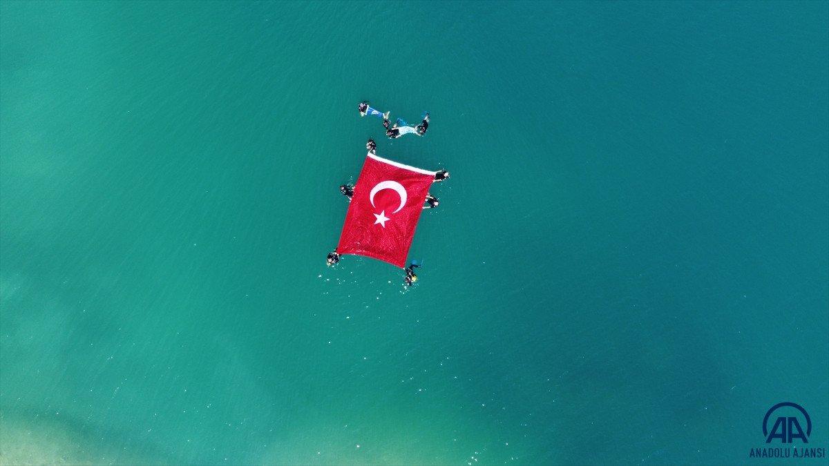 Dalgıçlar Van Gölü'nde Türk bayrağı açtı